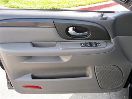 GMC Envoy XUV 2004 photo 4