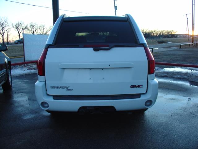 GMC Envoy XUV 2004 photo 1