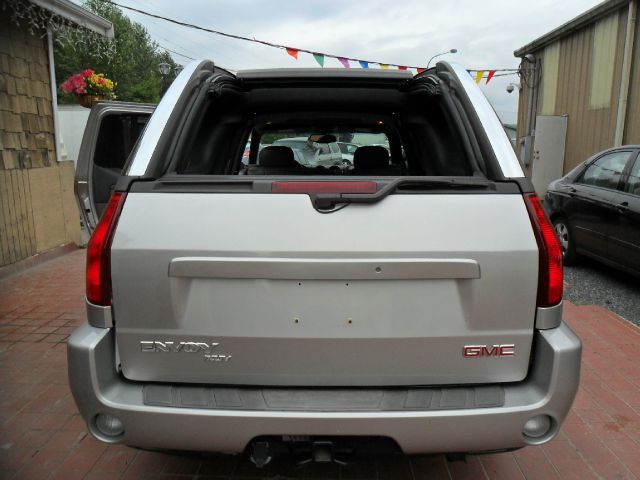 GMC Envoy XUV 2004 photo 2