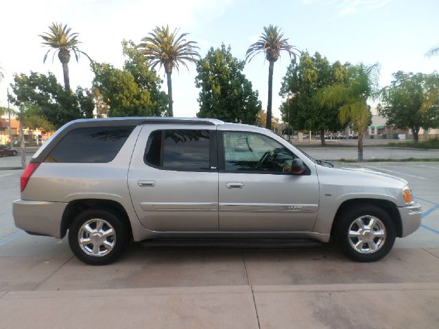 GMC Envoy XUV 2004 photo 2