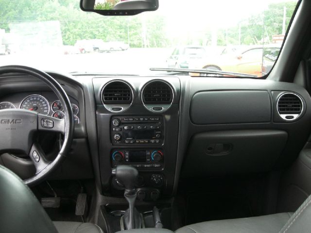 GMC Envoy XUV 2004 photo 2