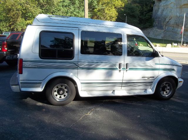 GMC Safari 1995 photo 2