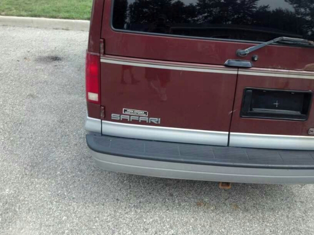 GMC Safari 1998 photo 1