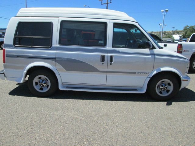GMC Safari LS W-2fl MiniVan