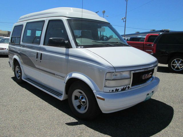 GMC Safari 1999 photo 1