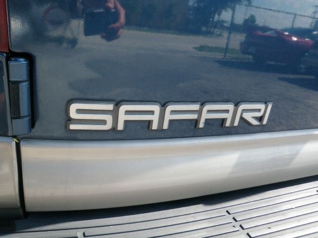 GMC Safari 2001 photo 1