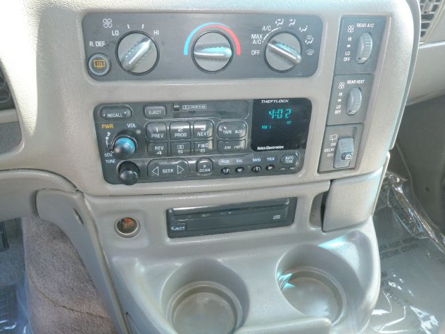 GMC Safari 2001 photo 17