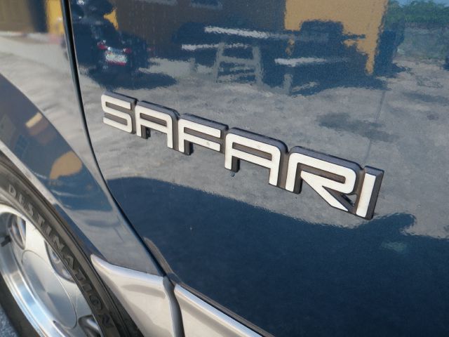 GMC Safari 2001 photo 19