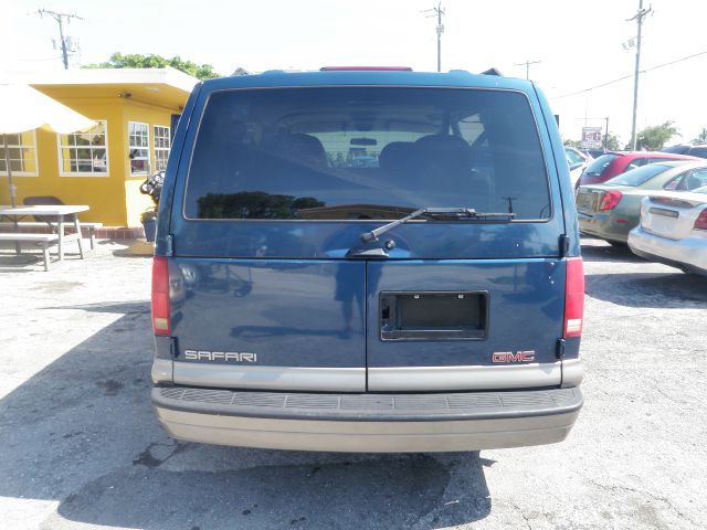 GMC Safari 2001 photo 2