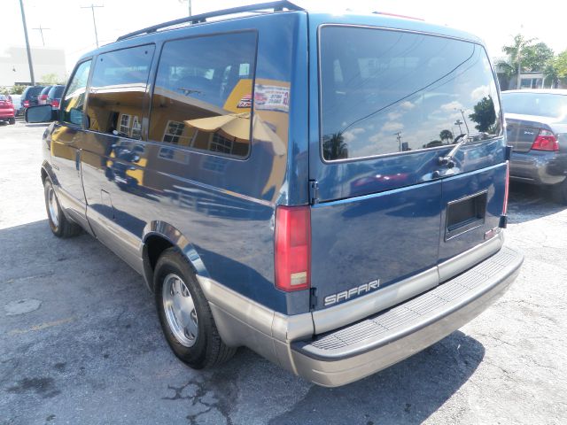 GMC Safari 2001 photo 20