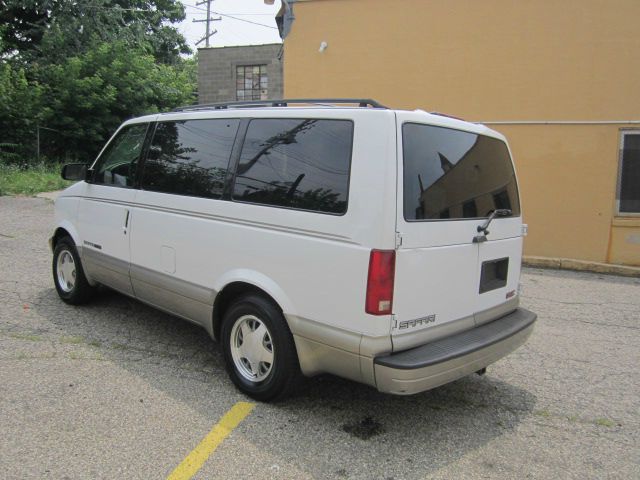 GMC Safari 2001 photo 2
