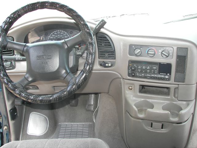 GMC Safari 2001 photo 14