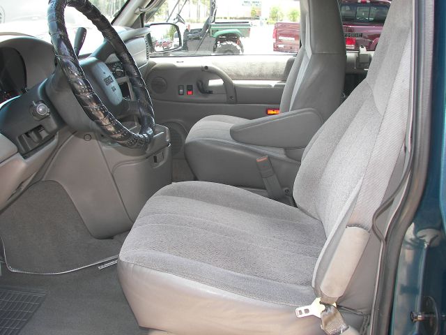 GMC Safari 2001 photo 18