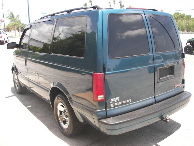 GMC Safari 2001 photo 9