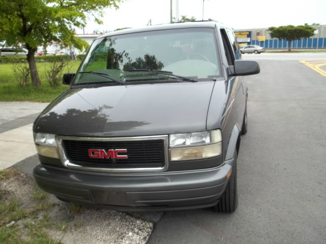 GMC Safari 2002 photo 1