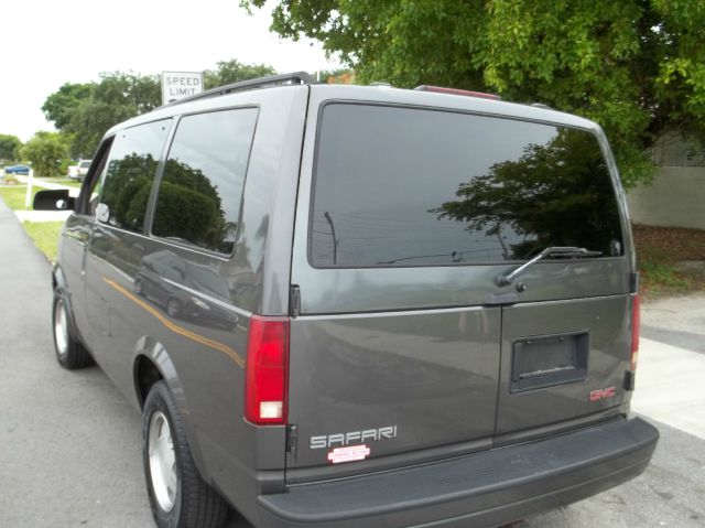 GMC Safari 2002 photo 2