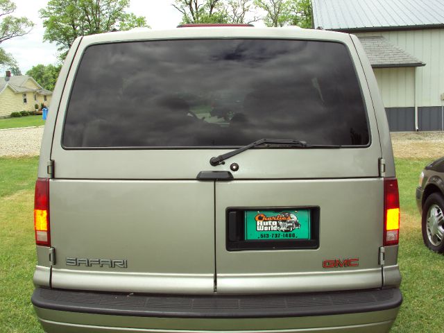 GMC Safari 2002 photo 8