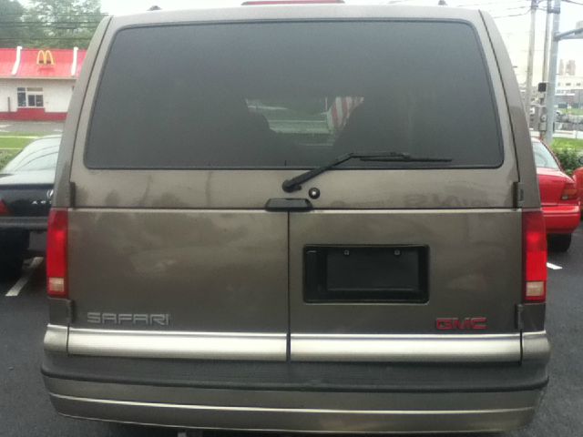 GMC Safari 2002 photo 1
