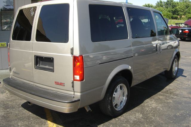 GMC Safari 2003 photo 1