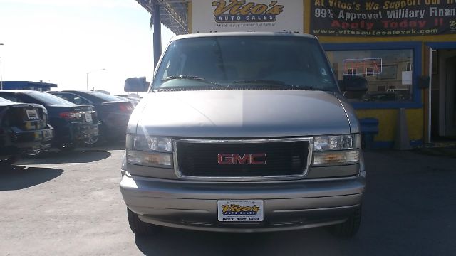 GMC Safari 2003 photo 2