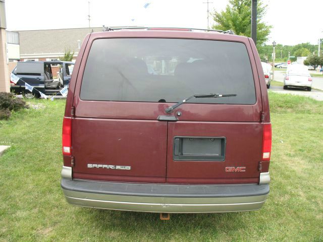 GMC Safari 2003 photo 2