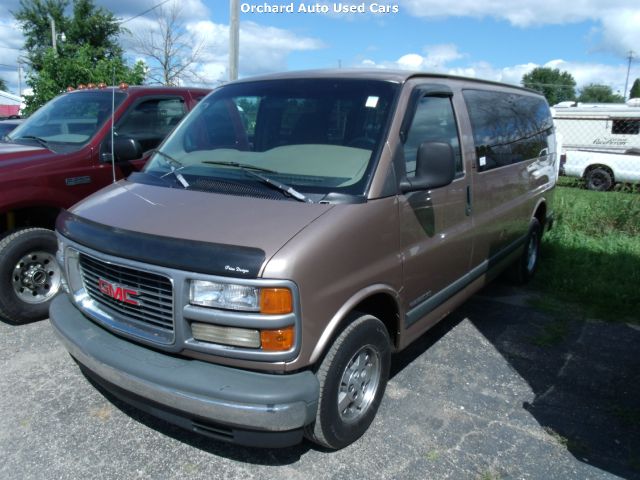 GMC Savana 1999 photo 1