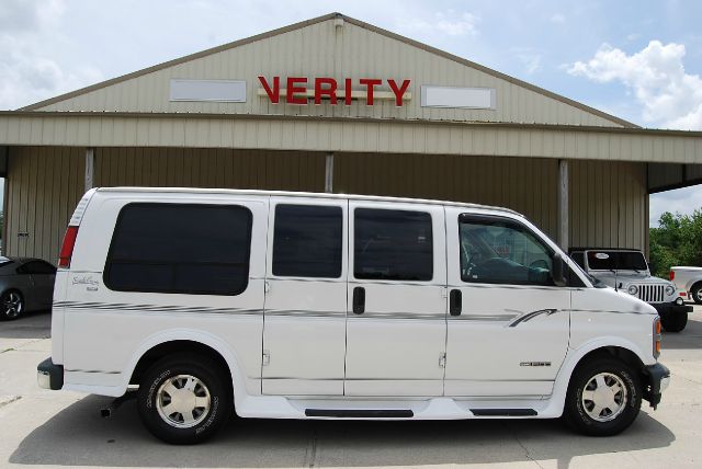 GMC Savana 2000 photo 1