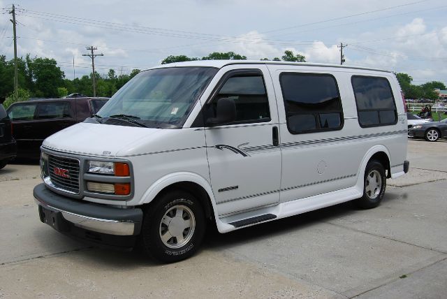 GMC Savana 2000 photo 2