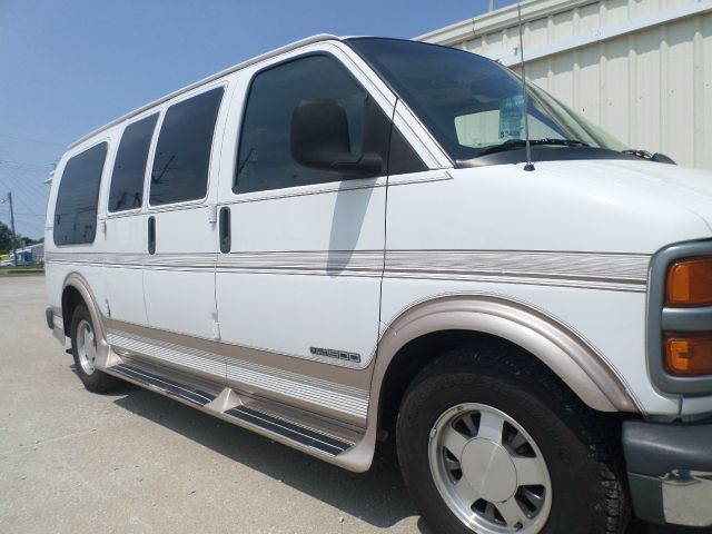 GMC Savana 2000 photo 2