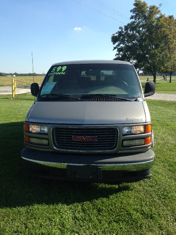 GMC Savana 2001 photo 2