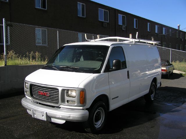 GMC Savana 2001 photo 2