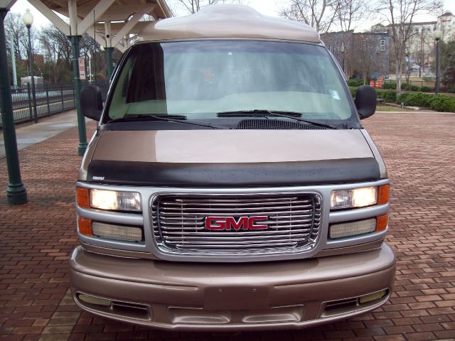GMC Savana 2001 photo 2