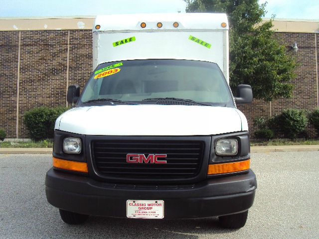GMC Savana 2003 photo 2