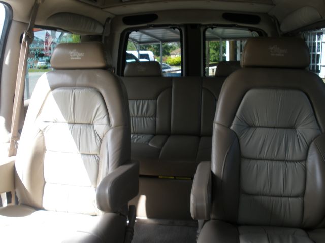 GMC Savana 2003 photo 2