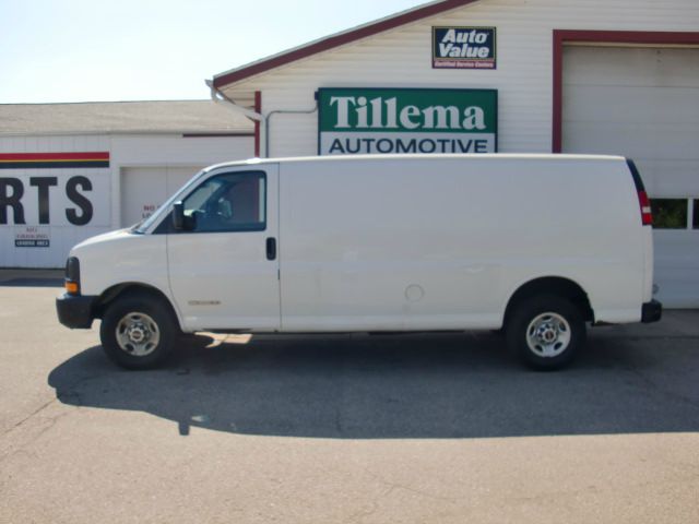 GMC Savana 2004 photo 2
