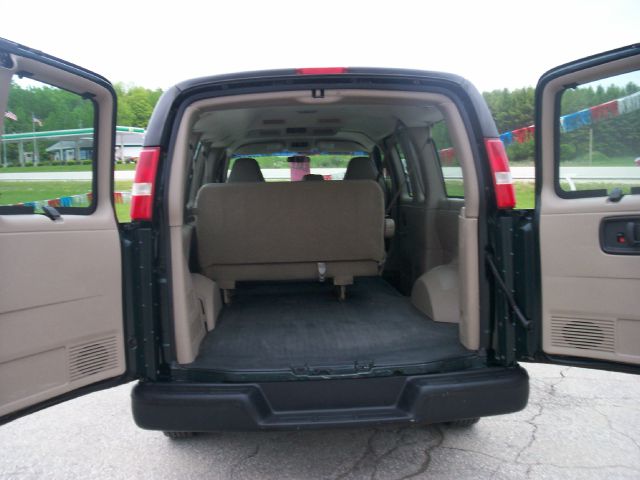GMC Savana SE - Convertible Sharp Passenger Van