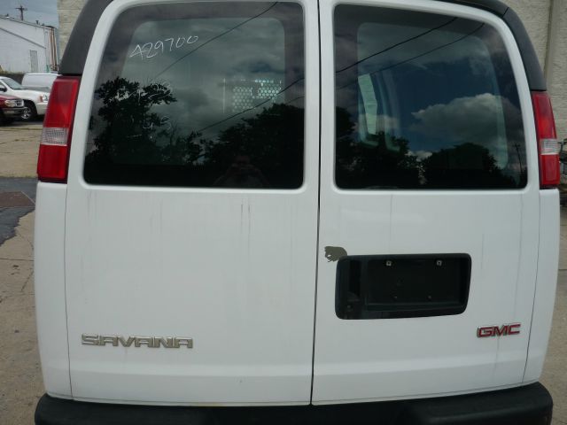 GMC Savana 2004 photo 2