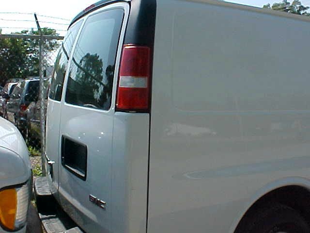 GMC Savana 2004 photo 2