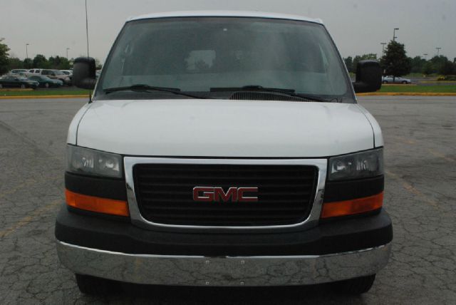 GMC Savana 4WD 4dr V6 (SE) Passenger Van
