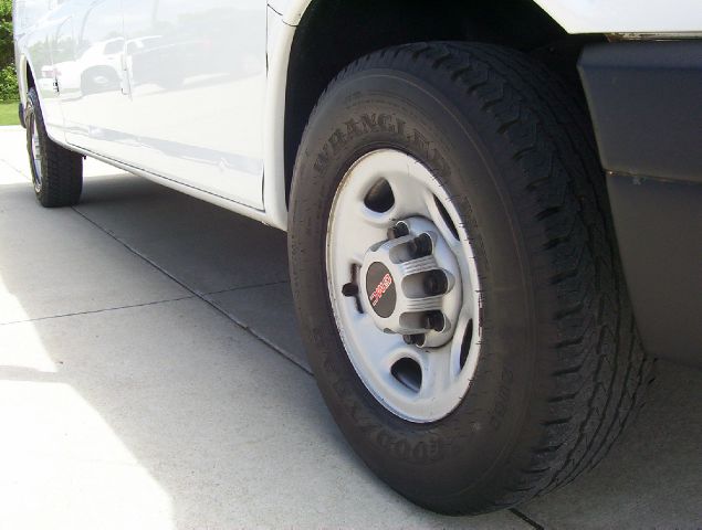 GMC Savana 2009 photo 2