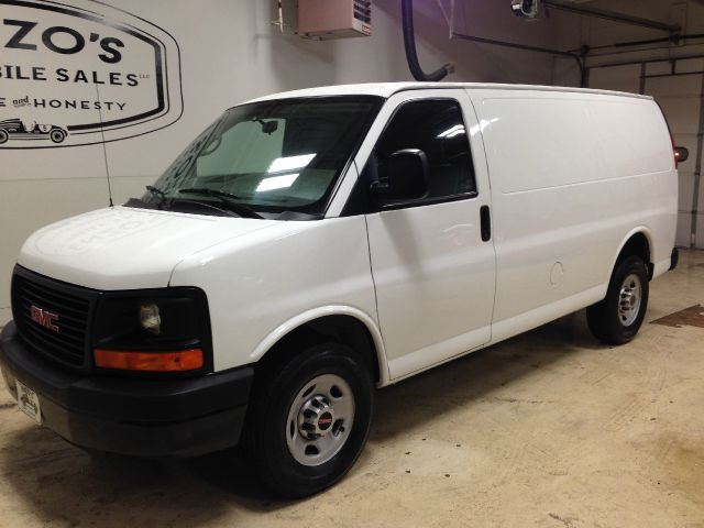 GMC Savana 2010 photo 2