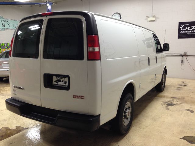 GMC Savana 2010 photo 3