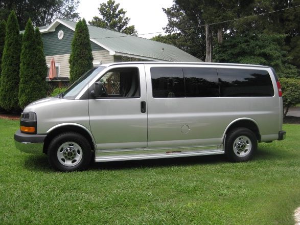 GMC Savana 2010 photo 2