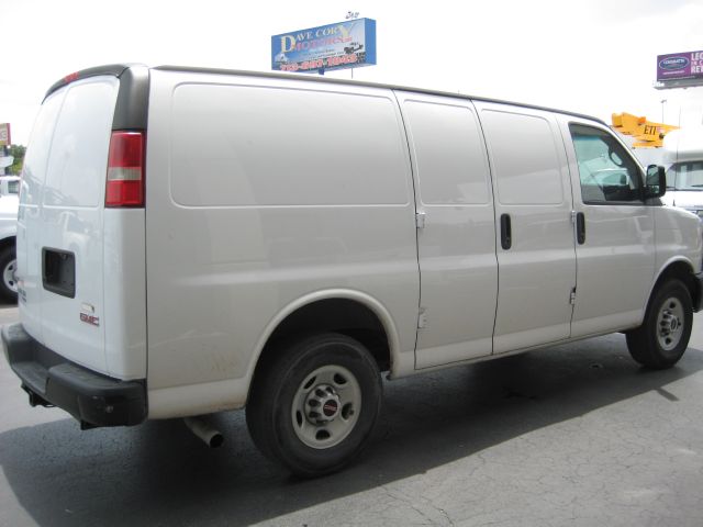 GMC Savana 2011 photo 2