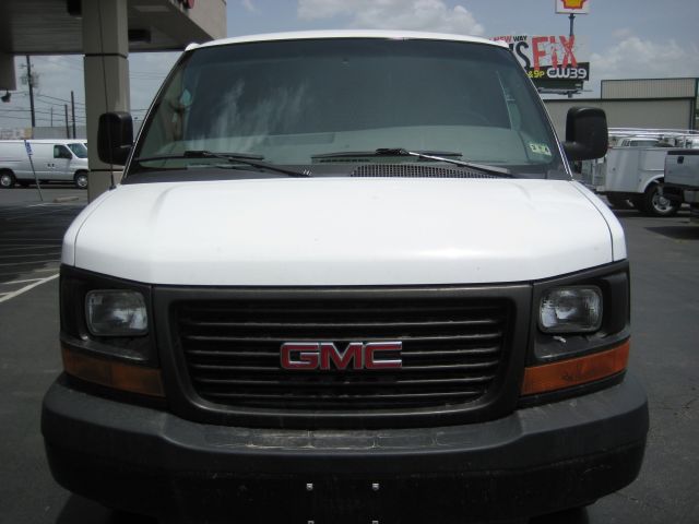 GMC Savana 2011 photo 4