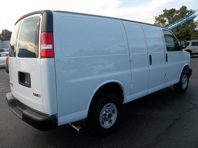 GMC Savana 2013 photo 1