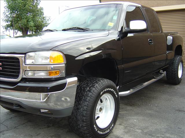 GMC Sierra Sport - LIKE NEW Loaded Pickup