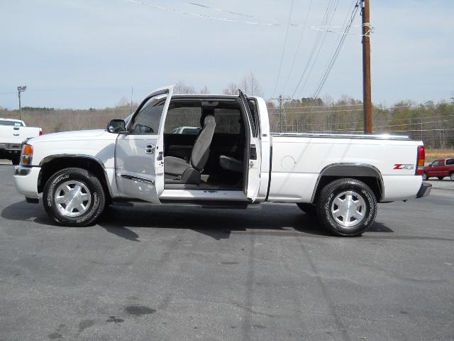 GMC Sierra 2005 photo 2