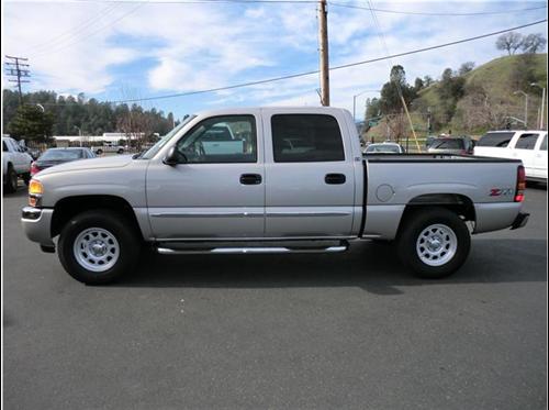 GMC Sierra 2005 photo 2