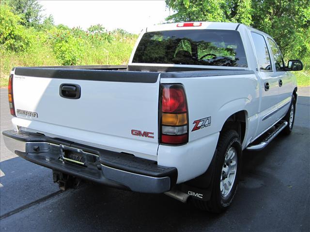 GMC Sierra 2005 photo 2